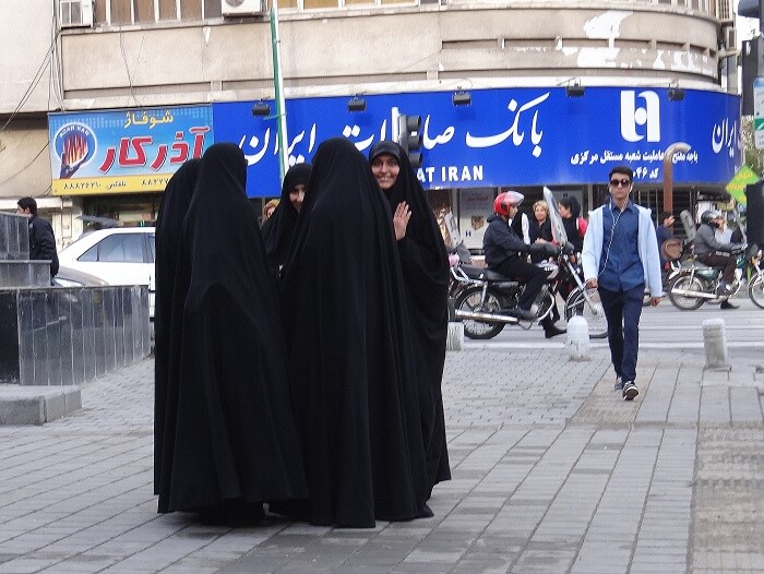 Frauen in schwarze Tücher gehüllt im Iran